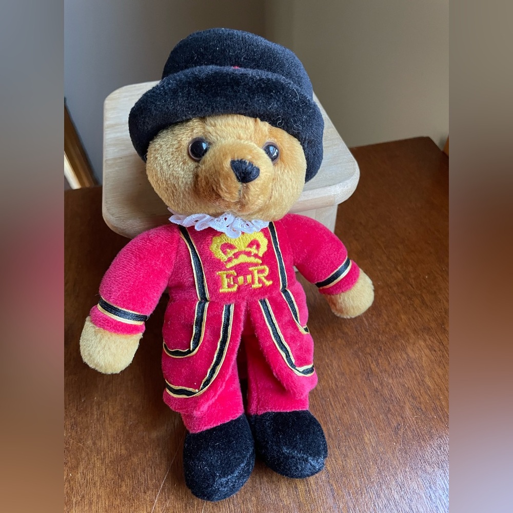 Tower of London Beefeater Bear Plush 8.5″ Queen
